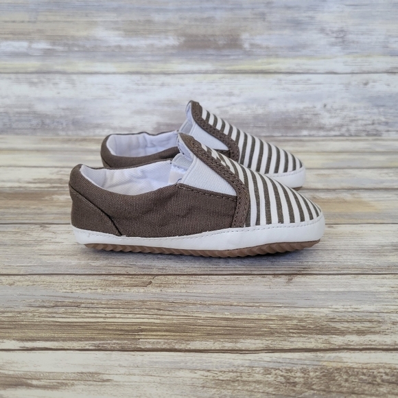 NWT Izzy & Roo Brown & White Striped Canvas Slip-On Shoes Baby Size 24-30 Months - Picture 3 of 9
